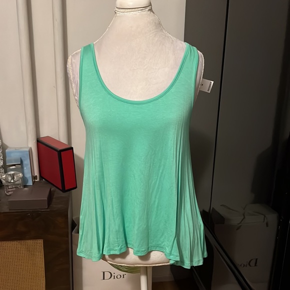 2B Bebe light green tank w/open back covered by green & yellow cascading fringe - Picture 6 of 6